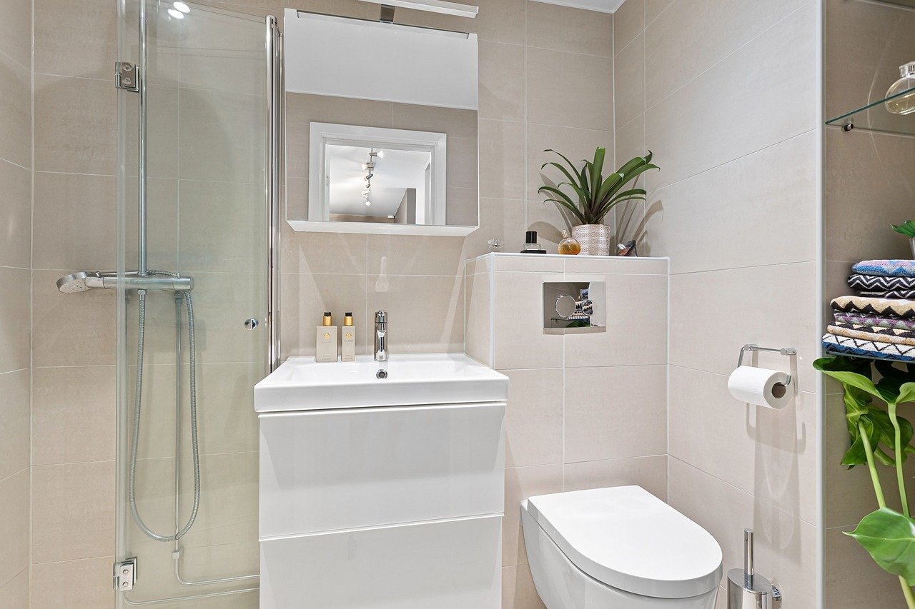 How to Design a Small Bathroom to Maximize Storage and Functionality